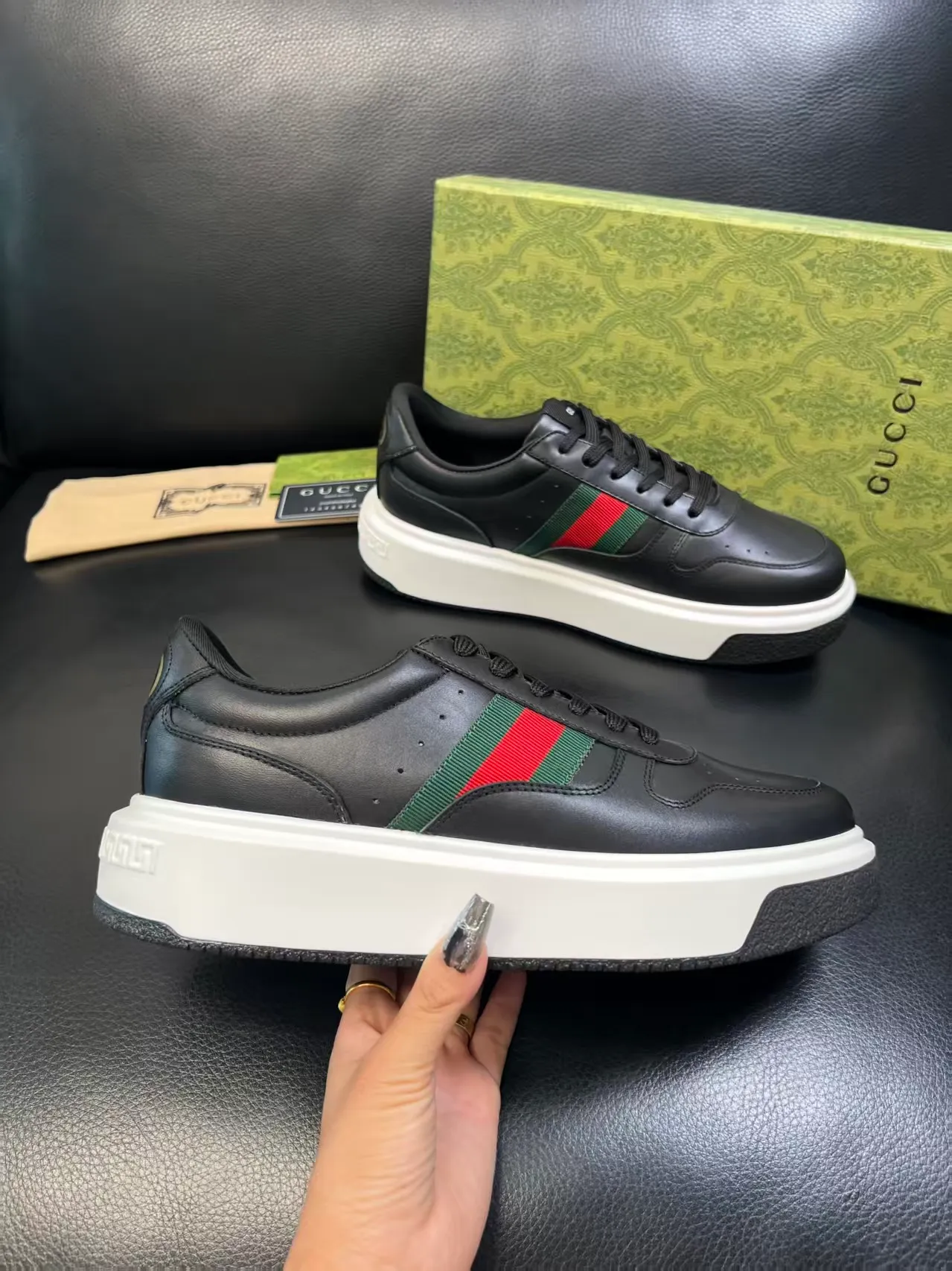 P460 new men's shoes GUCCI [Lightning] latest shoes are shipped. Original quality, fashionable, special materials, sheepskin lining, new packaging. The foot feels super comfortable and the workmanship is impeccable. Size: 38-45